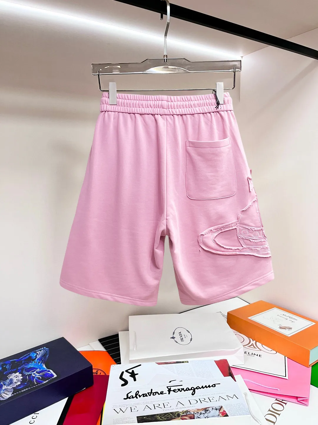 The Queen Mother's three-standard complete 2026 summer New Arrival men's casual shorts, advanced custom-made fabric Breathable fabric, Breathable elasticity and comfort, impeccable details, top-grade accessories, original logo design concept, delicate and soft feel! The upper body fit is awesome! Size: M-XXXL Please state your height and weight when ordering